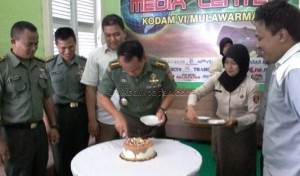 Kolonel Inf Andi Gunawan Memotong Kue HUT Dispenad KODAM VI Mulawarman di Posko Media Center KODAM VI.