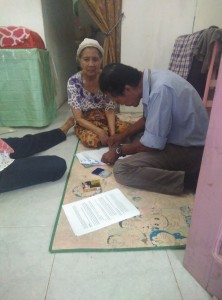 Si Nenek Menandatangani Cap Jari pada surat permohonan Kuasa Kepada Nama Totop Troitua ST MSi
