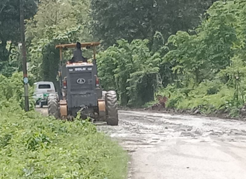 Terjadi longsor dan banjir lumpur di ruas jalan poros Salodik–Poh, Banggai, pada Rabu malam, 29 Oktober 2025, akibat hujan deras